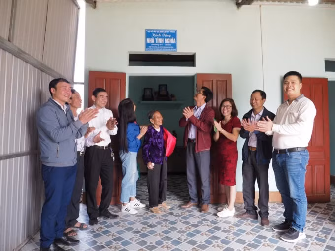 Khánh thành nhà tặng mẹ Nguyễn Thị Học, 85 tuổi ở xã Cẩm Mỹ.
