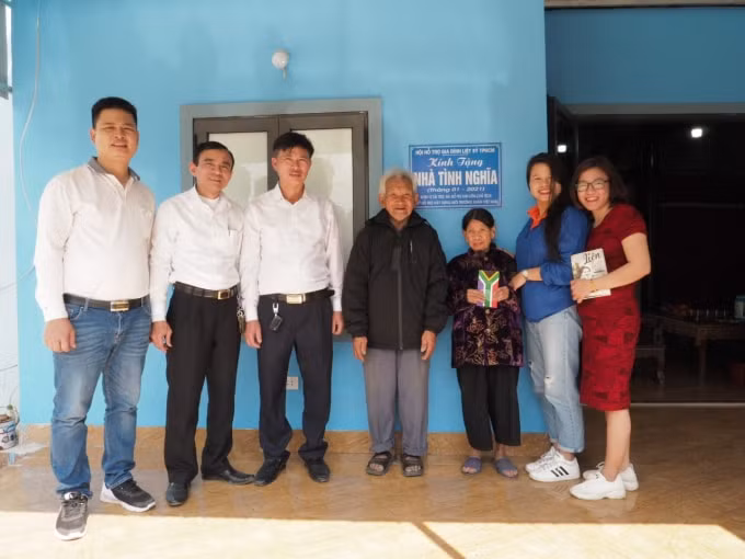 Gia đình hai cụ Trần Văn Sáng, thân sinh liệt sĩ Trần Văn Dương tại xã Cẩm Vịnh vui mừng nhận nhà mới.