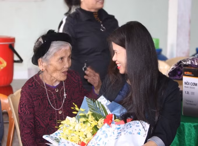 Niềm vui của mẹ Vũ Thị Lâm, xã Nam Phúc Thăng.