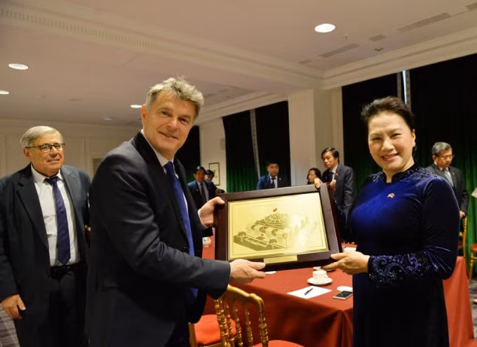 Chủ tịch Quốc hội Nguyễn Thị Kim Ngân trong một buổi tiếp Bí thư toàn quốc Đảng Cộng sản Pháp Fabien Roussel.