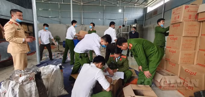 Cơ quan Công an huyện Như Thanh tiến hành lập biên bản ghi nhận tại hiện trường với các sản phẩm có dấu hiệu làm nhái các loại sản phẩm khác