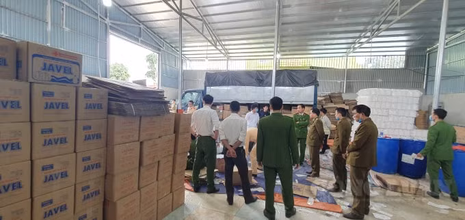 Lực lượng chức năng kiểm tra khu nhà xưởng với rất nhiều can nhựa, bao bì và các loại dung dịch khác