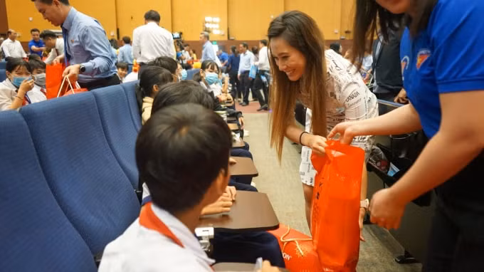 Những phần quà được đại diện doanh nghiệp trao tận tay các trẻ em tại chương trình.