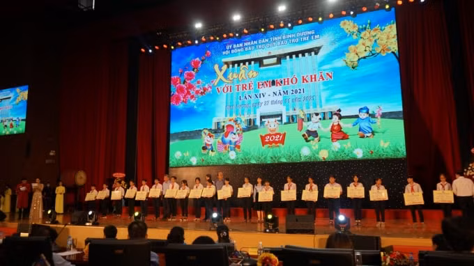 Chương trình“Xuân với trẻ em khó khăn tỉnh Bình Dương lần thứ XIV năm 2021” được tổ chức tại Trung tâm Hội nghị và Triển lãm tỉnh Bình Dương ngày 27/01 vừa qua.