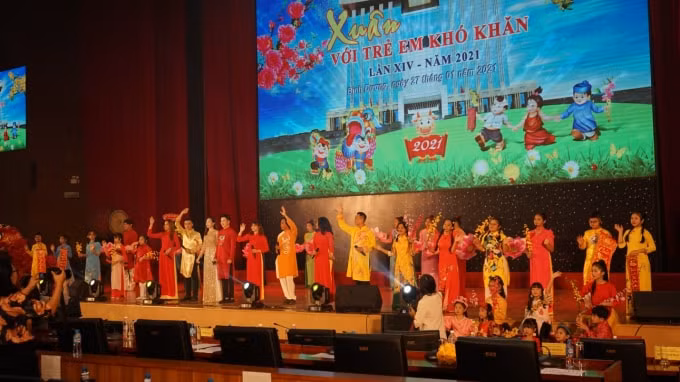 Những tiết mục văn nghệ mang đến không khí xuân rộn ràng tại chương trình.