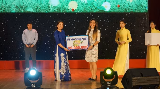 Tập đoàn Tân Hiệp Phát trao tặng 50 triệu đồng đồng hành giúp đỡ trẻ em khó khăn tỉnh Bình Dương.