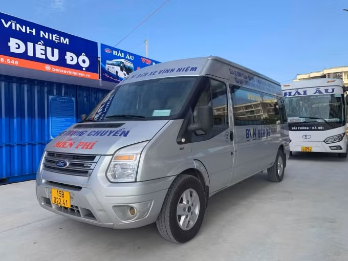 Xe trung chuyển ở bến xe Vĩnh Niệm.