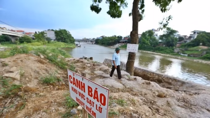 Sạt lở bờ tả sông Bùi gây ảnh hưởng đến hàng chục hộ dân. Ảnh: TL