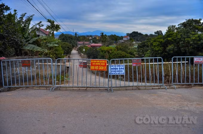 Tất cả các đường vào thôn này đều được rào chắn barie.