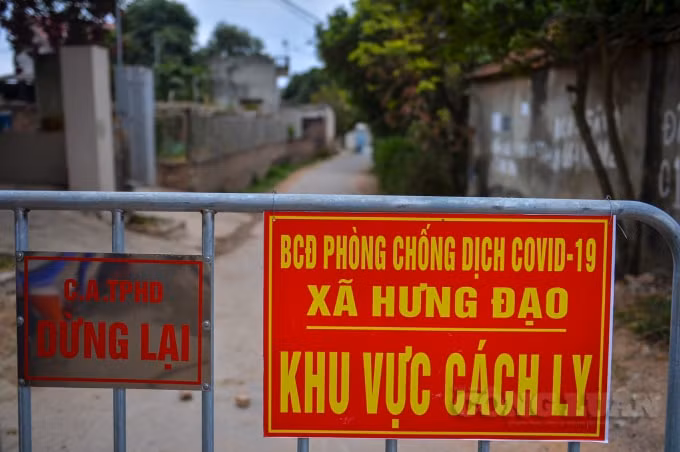 Được biết, thôn Kim Điền có 910 người (gồm cả những người đi làm ăn xa), ngay trong sáng nay đã được lấy mẫu xét nghiệm hơn 700 người trong thôn.