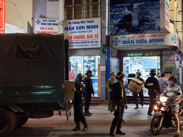 Công an Đồng Nai kiểm tra nhà thuốc Mẫn Sơn Minh chiều tối 4/12/2020. Ảnh: tuoitre.vn
