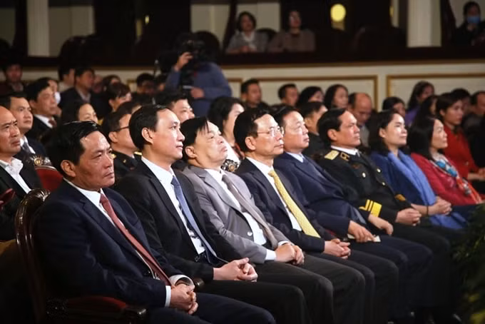 Các đồng chí lãnh đạo tham dự chương trình. Ảnh: HL