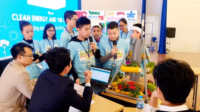 Đội thi 04: Học sinh Nguyễn Tuấn Khang – Lớp 7T hùng biện tiếng Anh xuất sắc.