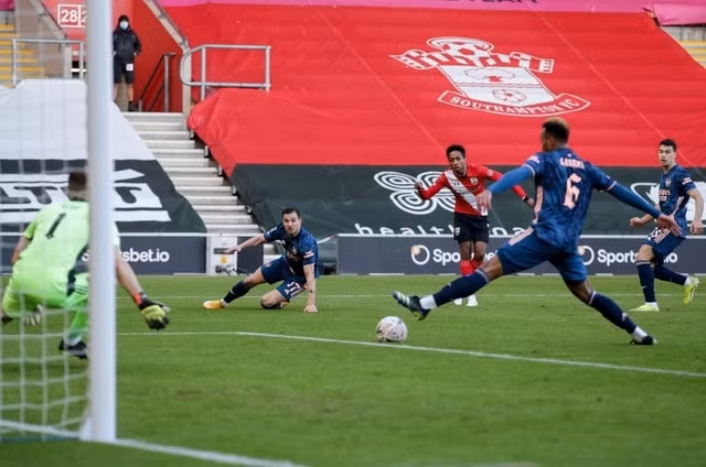 Cầu thủ Gabriel đốt lưới nhà dẫn tới thất bại của Arsenal. Ảnh: internet