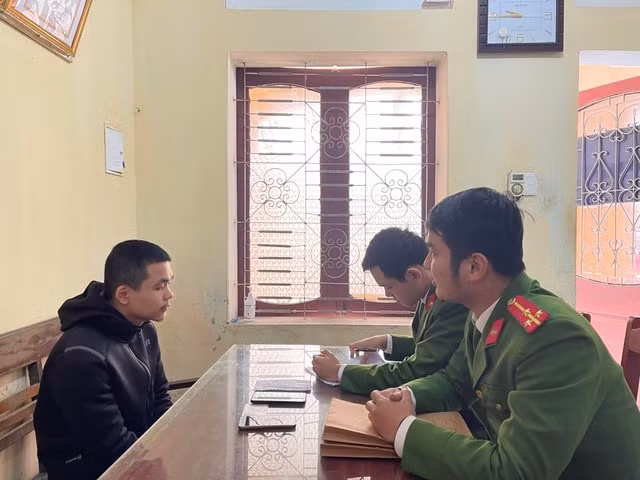 Đối tượng Khúc Thanh Bình tại cơ quan CSĐT. Ảnh: dantri.com.vn