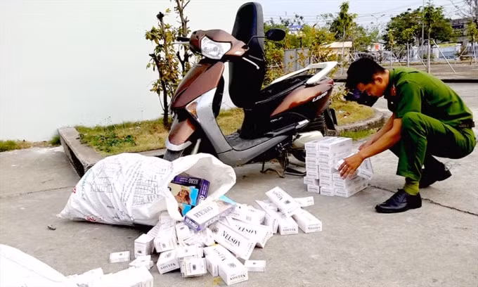 Công an huyện Châu Thành kiểm tra tang vật trong vụ vận chuyển thuốc lá lậu.