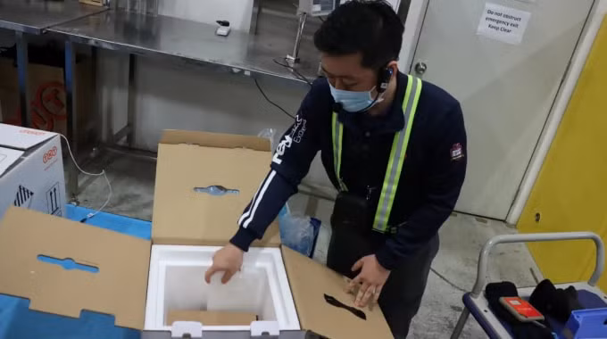 Fedex sẽ sử dụng một hệ thống sử dụng cảm biến để theo dõi nhiệt độ, độ ẩm và các điều kiện khác của các lô hàng. Ảnh: Nikkei
