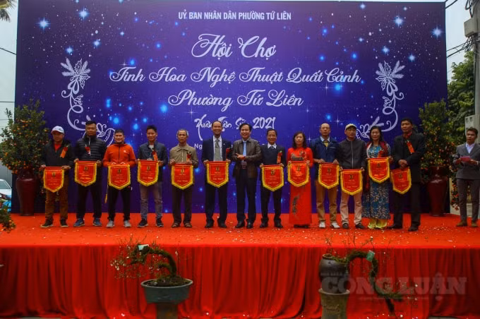 Hội chợ tinh hoa quất cảnh Tứ Liên do UBND phường Tứ Liên (quận Tây Hồ) tổ chức, nhằm duy trì nét đẹp truyền thống văn hóa và tôn vinh giá trị sản phẩm do các nghệ nhân sáng tạo. Đây là lần thứ 3 sự kiện được tổ chức thu hút đông đảo du khách đến tham quan và mua sắm.