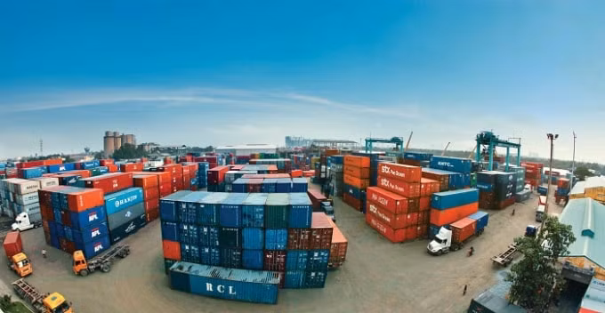 Các biện pháp kiểm tra bao gồm lấy mẫu hàng hóa nhập khẩu trong công-ten-nơ để tiến hành kiểm tra, xét nghiệm. Ảnh minh hoạ