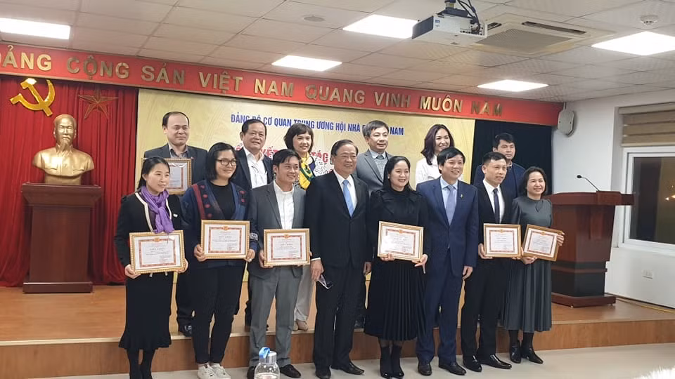 Khen thưởng cho Đảng viên hoàn thành xuất sắc nhiệm vụ