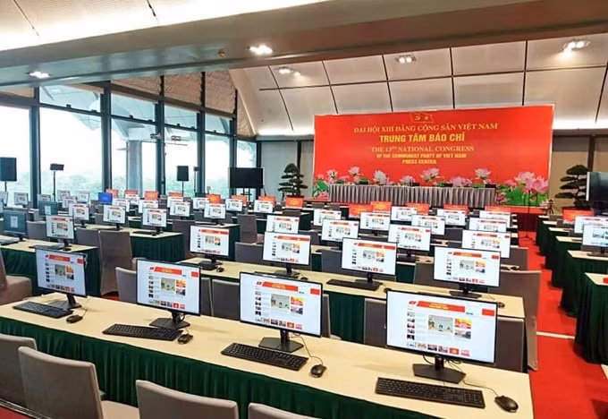 Trung tâm Báo chí Đại hội XIII - nơi các phóng viên tác nghiệp trong dịp Đại hội đã lắp xong hệ thống máy tính kết nối mạng. Ảnh: BĐTĐCS