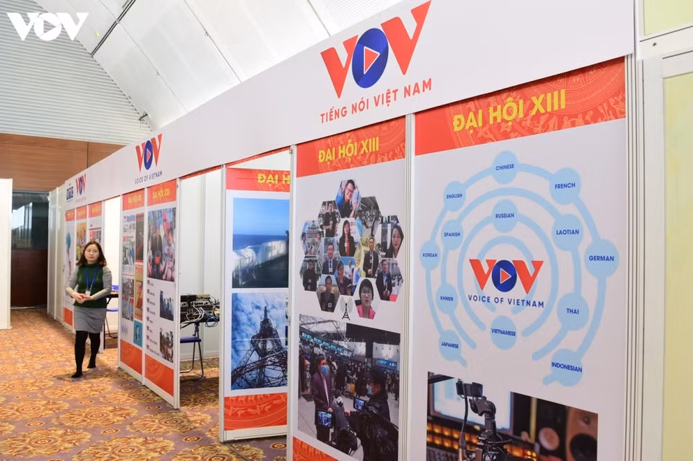 Khu vực cung cấp âm thanh trực tiếp và ghi âm của VOV cho các đơn vị báo chí tại Trung tâm báo chí phục vụ Đại hội Đảng XIII.