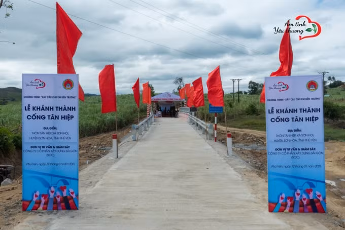 Sau 4 tháng xây dựng, từ ngày khởi công vào sáng 18/08/2020 bằng sự hỗ trợ từ các Lãnh đạo, cán bộ địa phương, cùng sự nỗ lực của đơn vị thi công, ngày hôm nay, CLB vô cùng vui mừng được trao tặng món quà ý nghĩa này đến người dân xã Sơn Hội.