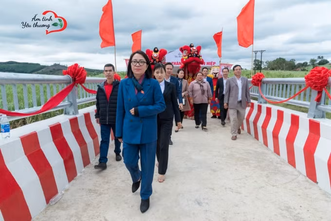 Các vị đại biểu cùng bước lên chiếc cầu dân sinh để khai thông cho con đường nối liền 2 thôn Tân Hiệp và Tân Lương.