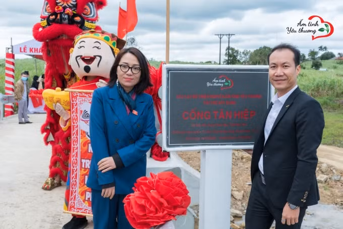 Bà Phạm Thị Minh Hiền (PGĐ Sở LĐ-TB&XH) và ông Vũ Đình Phương (đại diện CLB) cùng kéo khăn phủ ở bảng lưu niệm, chính thức hoàn tất Lễ Khánh thành “Cống Tân Hiệp”.