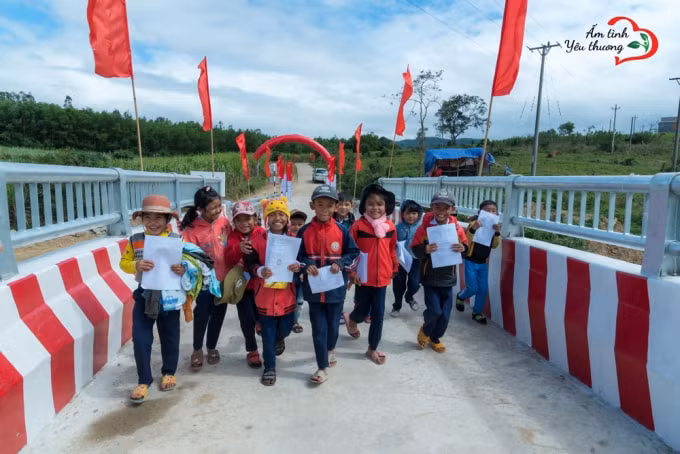 Chúc cho các em học sinh tại địa phương sẽ ngày càng thuận lợi trên con đường đến trường, đến với tương lai tươi sáng.