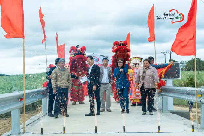 Pháo hoa được đốt sáng để mừng cho Lễ Khánh thành cho công trình dân sinh “Cống Tân Hiệp”.