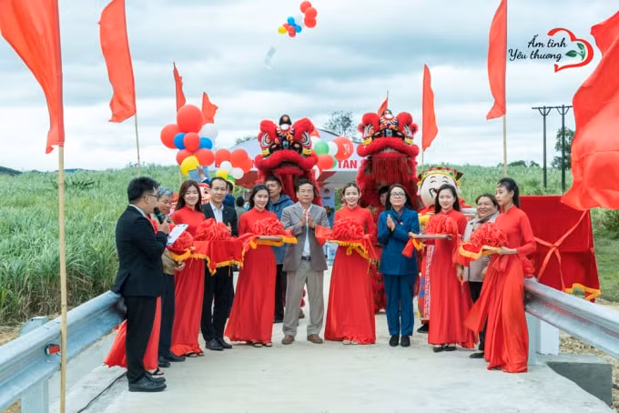 Các vị đại biểu cùng nhau thực hiện nghi thức cắt băng khánh thành cho công trình dân sinh “Cống Tân Hiệp”.