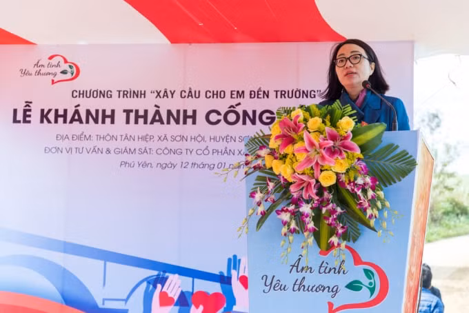 Bà Phạm Thị Minh Hiền – Phó GĐ Sở LĐ-TB&XH, Đại biểu Quốc hội, Chủ tịch Điều hành Quỹ Bảo trợ Trẻ em tỉnh Phú Yên – gửi lời tri ân đến CLB.