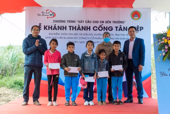 Trong chương trình, CLB cũng dành 10 phần học bổng giá trị (tổng giá trị 20 triệu đồng) gửi đến 10 em học sinh giỏi có hoàn cảnh khó khăn của xã Sơn Hội, bao gồm 5 em học sinh cấp I và 5 em học sinh cấp II.