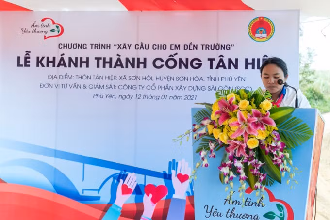 Em La O Thị Phượng – học sinh giỏi lớp 9A trường Tiểu học và THCS Sơn Hội – đại diện toàn thể học sinh xã gửi lời cảm ơn đến quý thầy, cô, quý đại biểu, CLB.