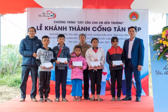 Phó Hiệu trưởng trường Tiểu học và THCS Sơn Hội, Phó Chủ tịch UBND xã Sơn Hội cùng Đại diện CLB trao các phần học bổng đến các em học sinh nghèo học giỏi.