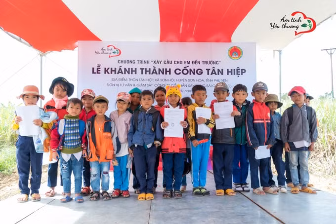 Cống Tân Hiệp vừa là cây cầu dân sinh kiên cố giúp các em học sinh an toàn đến trường, thỏa niềm đam mê học tập, vừa là chiếc cầu nối đôi bờ ước mơ, giúp các em có động lực vươn lên, tiếp cận tri thức và sớm có được tương lai tươi sáng.