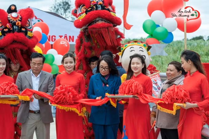 Các vị đại biểu cùng nhau thực hiện nghi thức cắt băng khánh thành cho công trình dân sinh “Cống Tân Hiệp”.