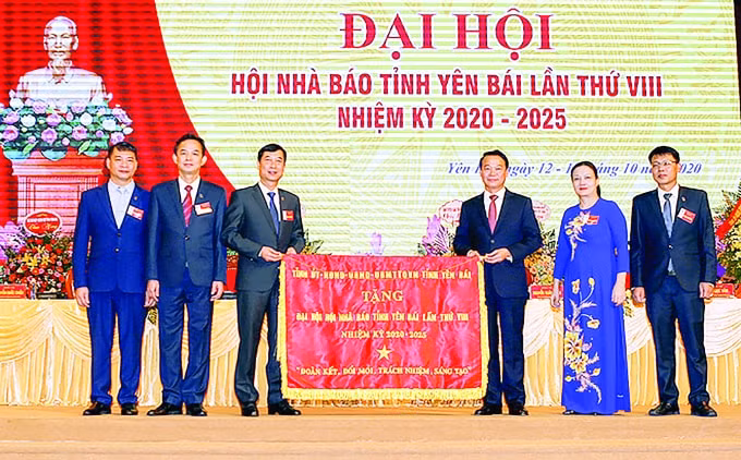Thay mặt Tỉnh ủy - HĐND - UBND - Ủy ban MTTQ Việt Nam, đồng chí Đỗ Đức Duy - Bí thư Tỉnh ủy đã trao tặng Đại hội Hội Nhà báo tỉnh Yên Bái lần thứ VIII, nhiệm kỳ 2020-2025. Bức cờ thêu với dòng chữ: Đoàn kết - Đổi mới - Trách nhiệm - Sáng tạo. Ảnh: Báo Yên Bái&nbsp;&nbsp;