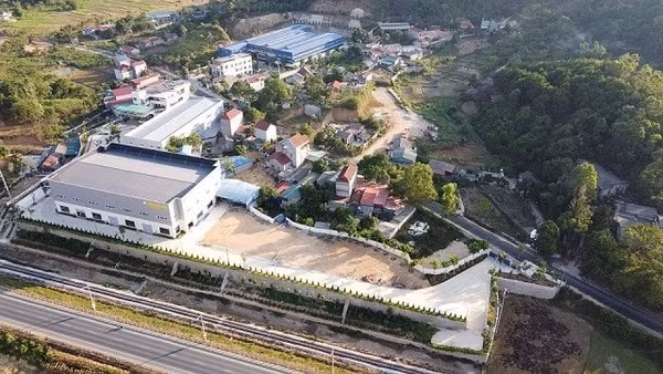 Việc xây dựng nhà máy lách luật bằng cách gom đất ở nông thôn để xây dựng.