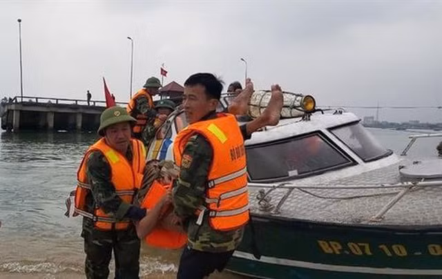 Các ngư dân được đưa vào bờ an toàn. Ảnh: dantri.com.vn