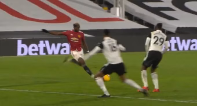Tiền vệ Pogba dứt điểm đầy bất ngờ. Ảnh: internet