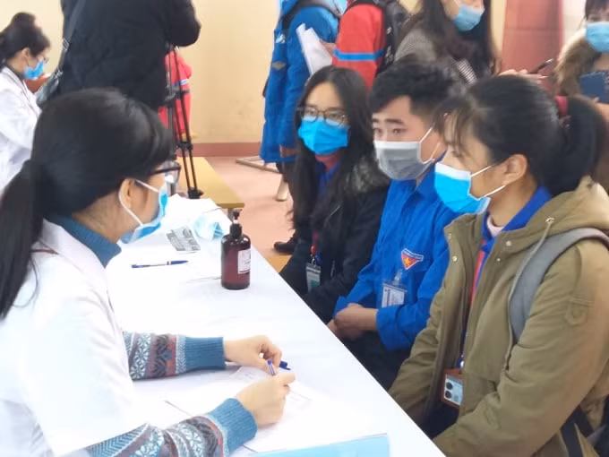 Sáng ngày 21/1 đã có nhiều sinh viên Trường Đại học Y Hà Nội đến đăng ký tham gia thử nghiệm lâm sàng vắc xin COVIVAC (ảnh Trinh Phúc).