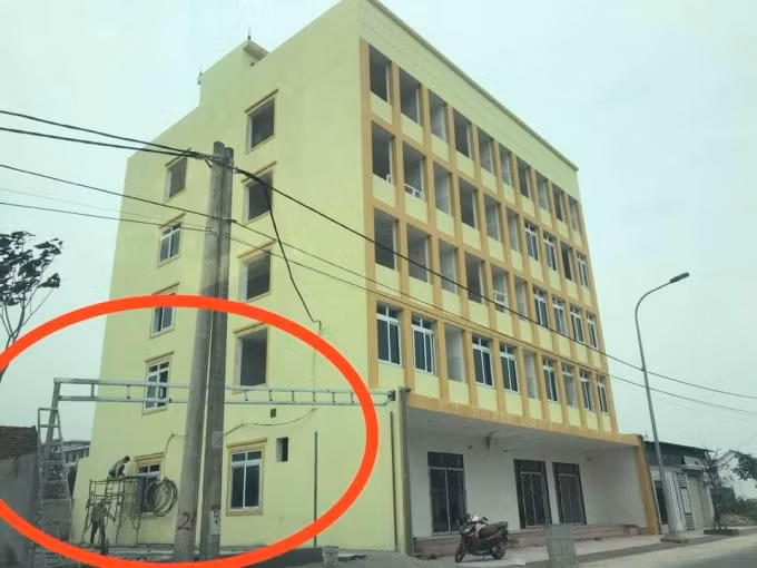 Mặc dù bị đình chỉ thi công nhưng công trình này vẫn được một tốp thợ đang gấp rút hoàn thiện mái che.