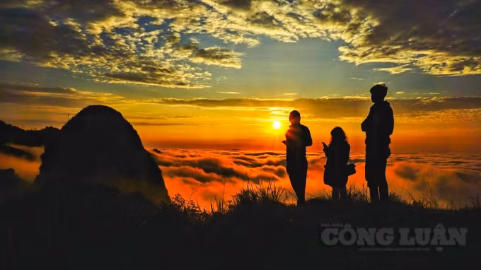 Mùa đông là thời điểm những đợt gió mùa tràn về, kéo theo các đám mây ùn ùn từng mảng, từng biển, từng sông tràn khắp các ngọn núi. Gió bấc đưa mây về thung lũng, những sớm mai mở mắt thấy mặt trời hồng ló rạng trên biển mây trắng xóa, hay buổi chiều tà ngồi ngắm khung cảnh ánh nắng tà của mặt trời khuất núi chiếu vào mây, cảnh tượng đẹp thật khó diễn tả thành lời.