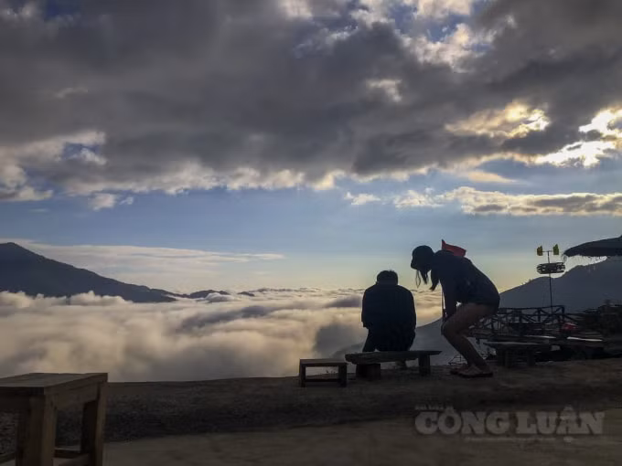 Với các tầng tầng, lớp lớp mây, ngồi trên đèo đỉnh núi như thể bạn đang đứng giữa làn mây bồng bềnh.