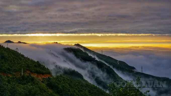Những áng mây trắng bồng bềnh, lững lờ trôi trên những ngọn đồi, tràn xuống quanh đường đèo. Những ngọn núi lúc ẩn, lúc hiện sau những biển mây.
