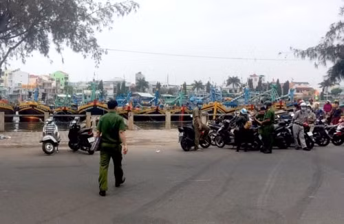 Cảnh sát điều tra thi thể người đàn ông dưới sông Cà Ty. Ảnh: nghean24h.vn
