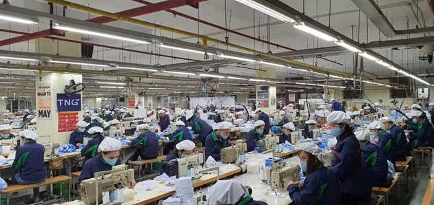 Sản xuất khẩu trang tại Công ty Cổ phần Đầu tư và Thương mại TNG.