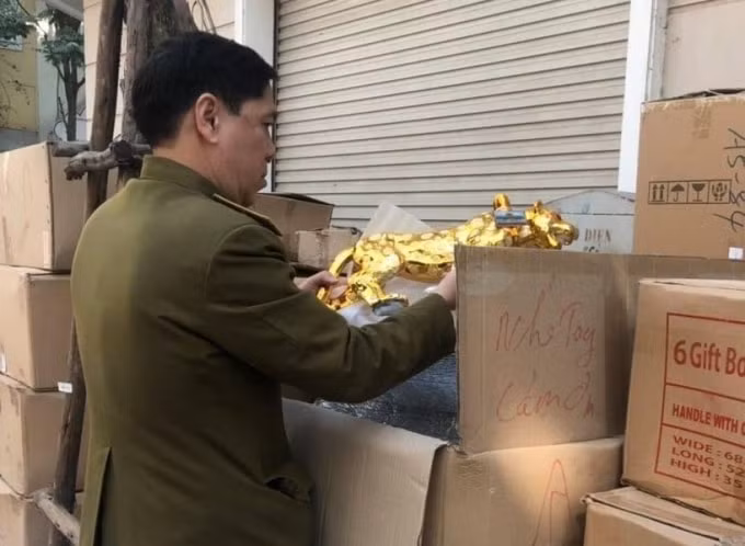 Lực lượng chức năng tiến hành kiểm tra tại hiện trường. Ảnh: Tổng cục QLTT